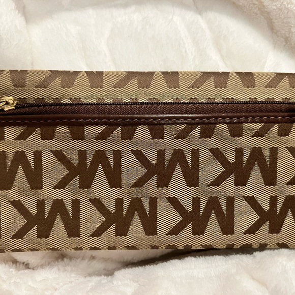 Micheal Kors Wallet - Picture 2 of 7